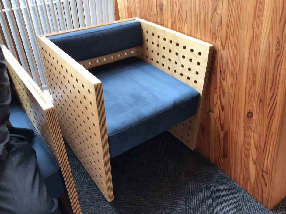 北見信用金庫紋別支店にある滝沢ベニヤのシナ積層合板を使った椅子